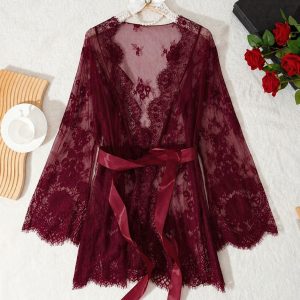 Bata de encaje vinotinto con cinturón