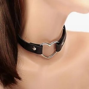 Choker Negro con detalle de corazón